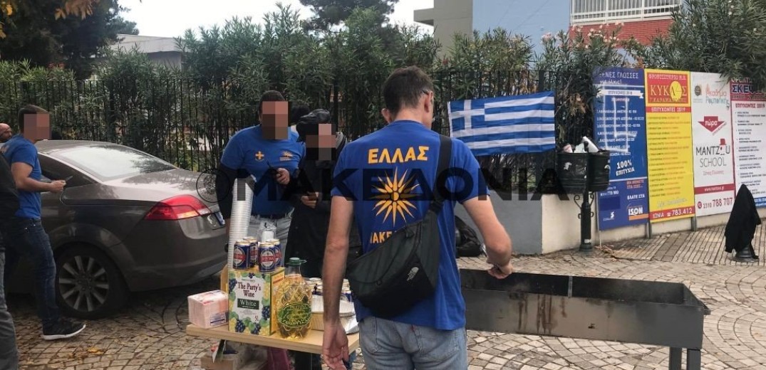 Δίπλα στο προσφυγικό μνημείο το αντιμεταναστευτικό μπάρμπεκιου στα Διαβατά (φωτ.)