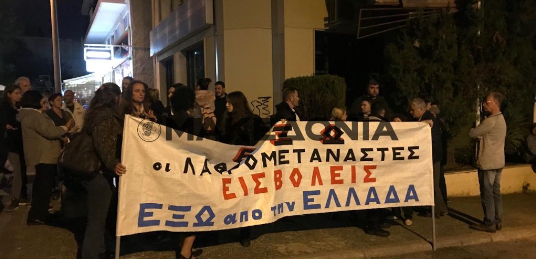 Κάτοικοι διαμαρτύρονται κατά των προσφύγων- μεταναστών στην Καλαμαριά (Βίντεο- Φωτογραφίες)