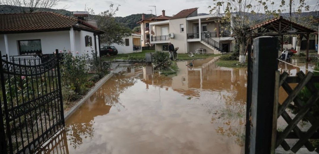 Στήνονται αναχώματα και καθαρίζονται ρέματα στη Χαλκιδική (φωτ)