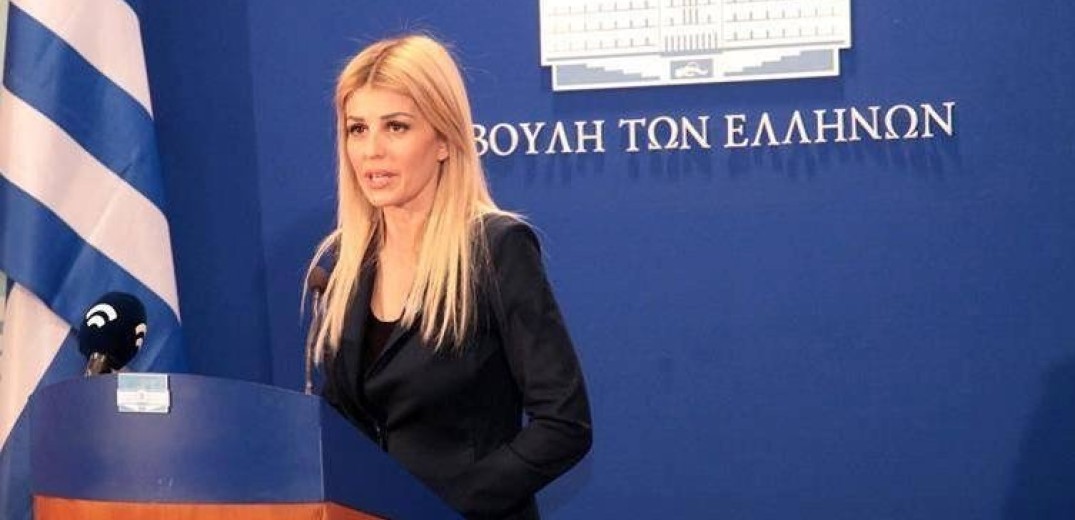 Έλενα Ράπτη: Από το σπίτι τα θρησκευτικά καθήκοντα&#33;