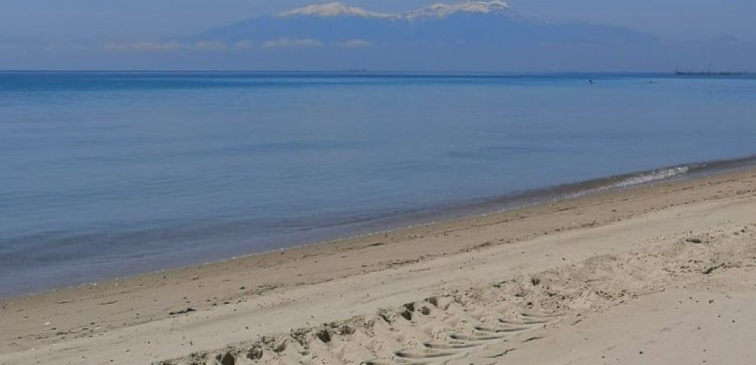 Πυρετώδεις προετοιμασίες στις πλαζ της Θεσσαλονίκης- Χωρίς ξαπλώστρες θα υποδεχτούν τους λουόμενους 