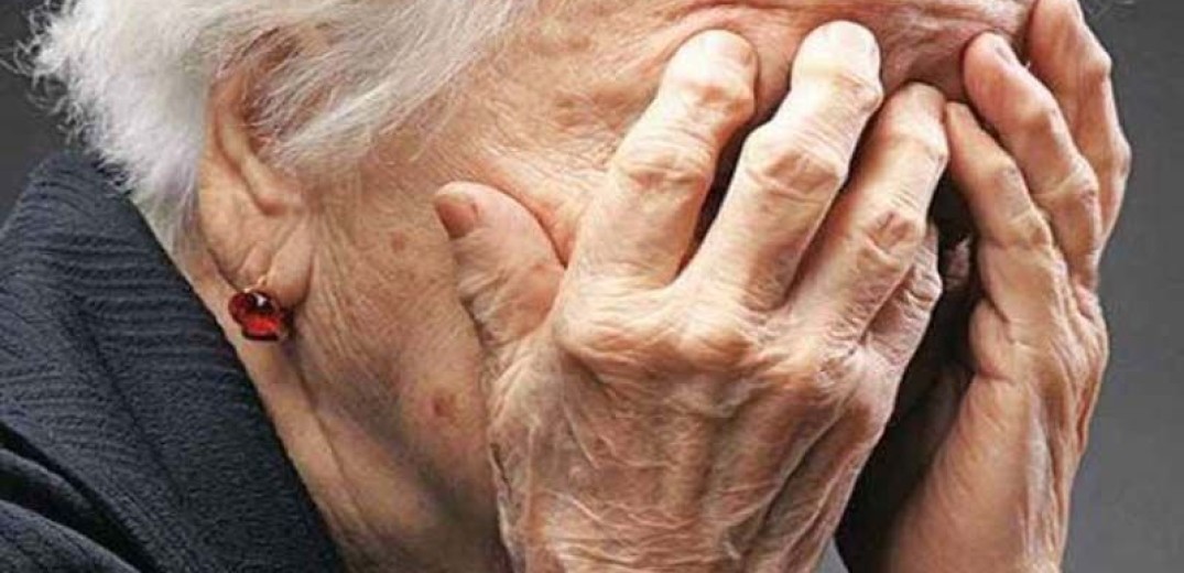 Πάτρα: Ηλικιωμένη πέταξε σε απατεώνες 12.000 ευρώ από το μπαλκόνι