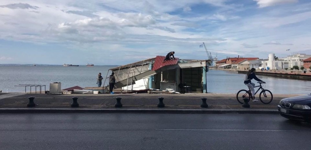 Παρελθόν το τουριστικό κιόσκι της παραλίας 