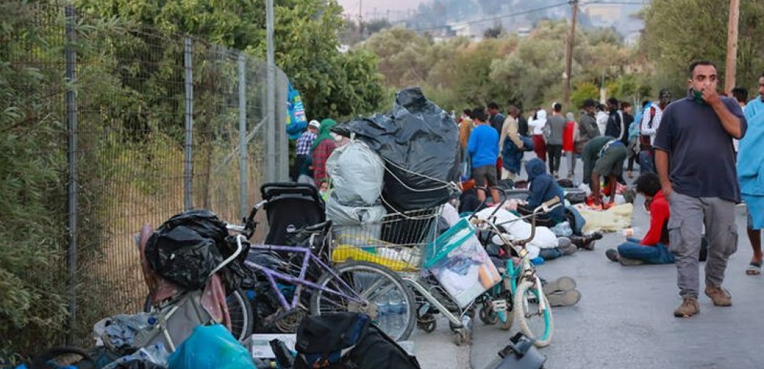 Στον δρόμο πέρασαν τη νύχτα οι μετανάστες της Μόριας - Έφτασαν στη Θεσσαλονίκη οι τρεις πτήσεις με τα ασυνόδευτα παιδιά (Φωτ.)