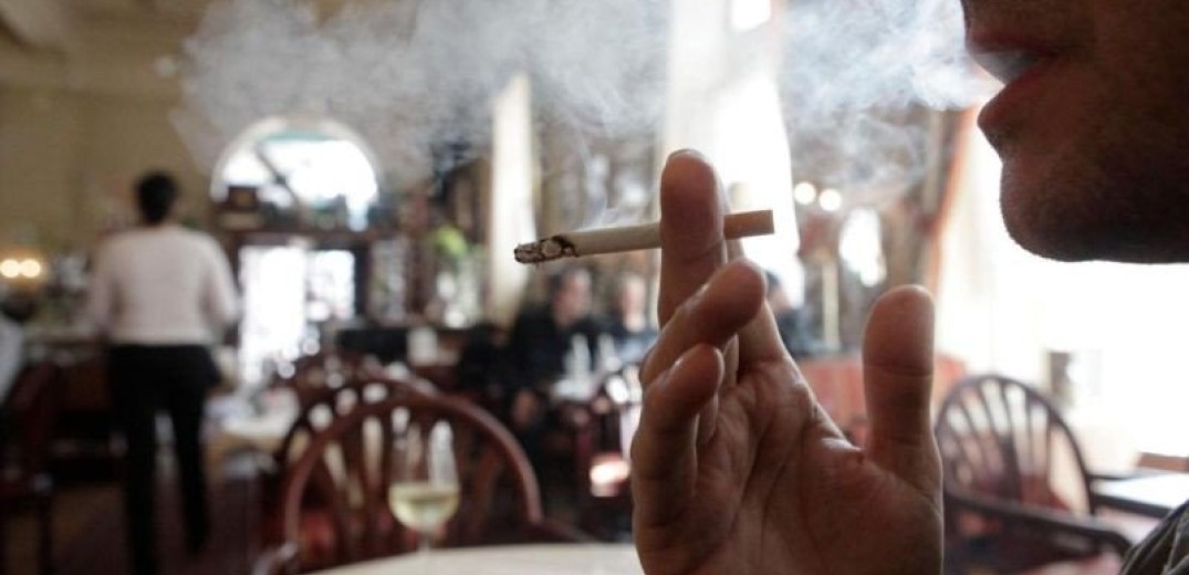 Καθηγητής ΑΠΘ: Ο κορονοϊός «κρύβεται» στον καπνό του τσιγάρου και σε ανοικτό χώρο