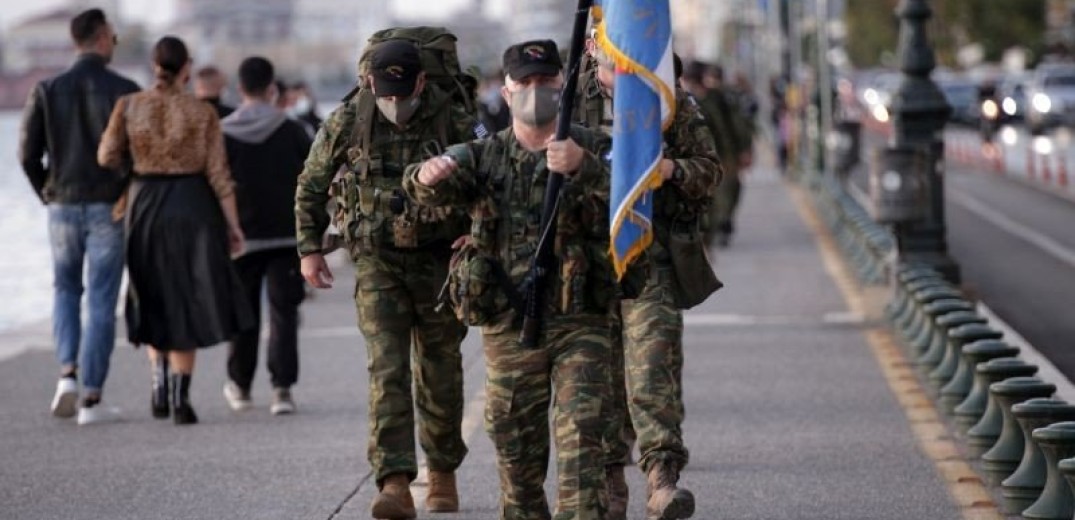 Στη Θεσσαλονίκη έφτασε η πορεία αναπαράστασης απελευθέρωσης της πόλης από μέλη της Λέσχης Εφέδρων Ενόπλων Δυνάμεων (Φωτ.)