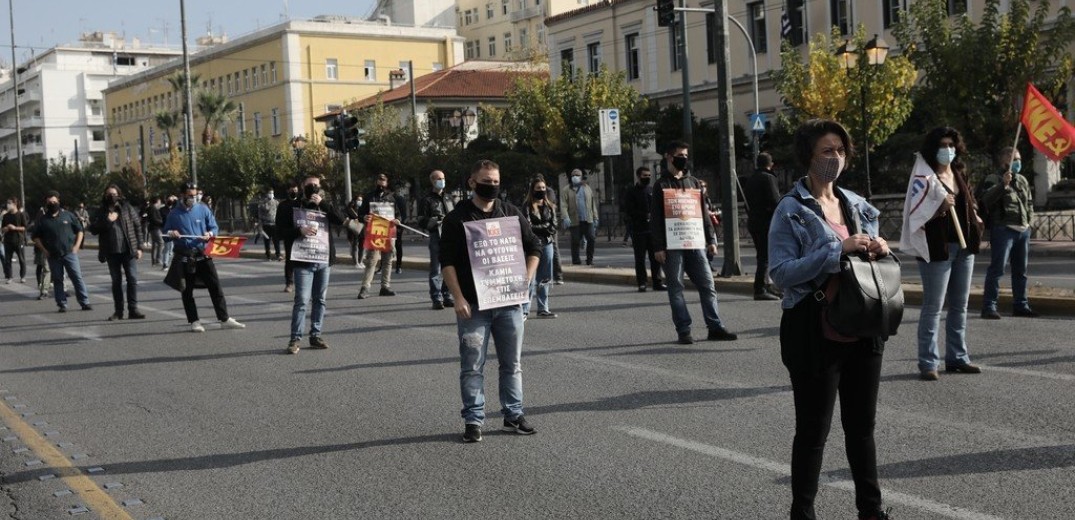 Συγκέντρωση του ΚΚΕ με τη συμμετοχή περίπου 200 ατόμων έξω από το σταθμό μετρό του Μεγάρου Μουσικής