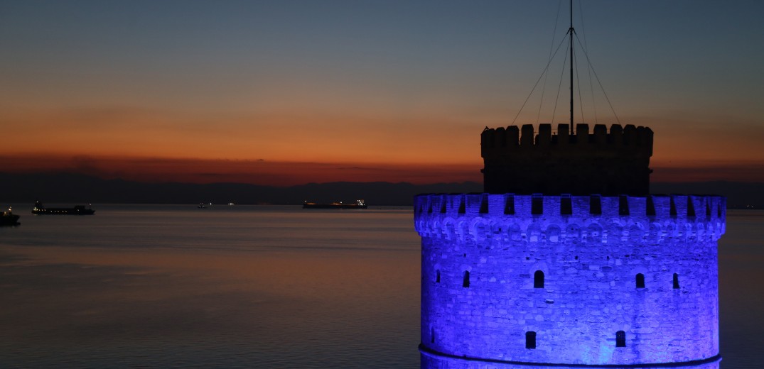 Στο χρώμα του διαβήτη φωτίστηκε  Λευκός Πύργος (φωτ.)