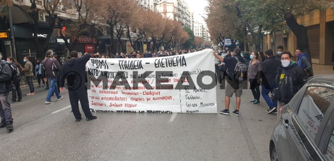 Ένταση σε πορεία για το Πολυτεχνείο στο κέντρο της Θεσσαλονίκης (Βίντεο)