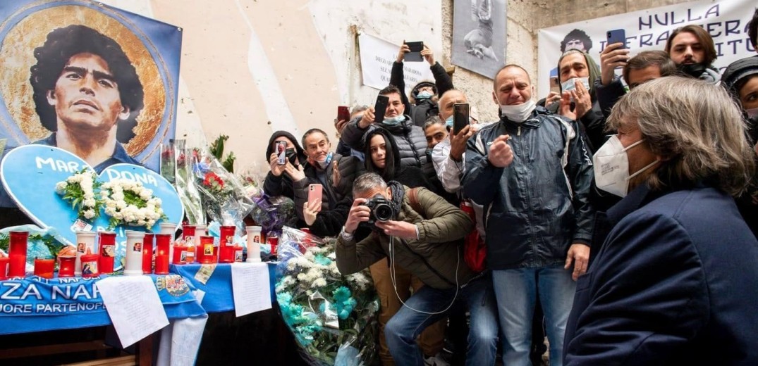 Ο Μπρούνο Κόντι γονάτισε και προσευχήθηκε στην τοιχογραφία του Ντιέγκο Μαραντόνα (βίντεο)