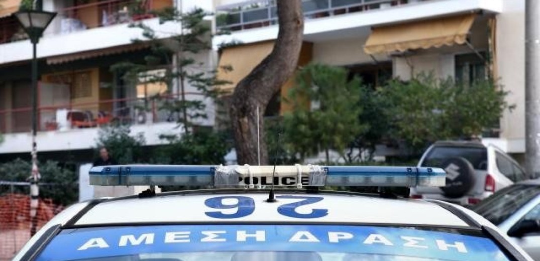 Κλείδωσε τα παιδιά της στο αυτοκίνητο για να κάνει απεντόμωση στο σπίτι&#33;