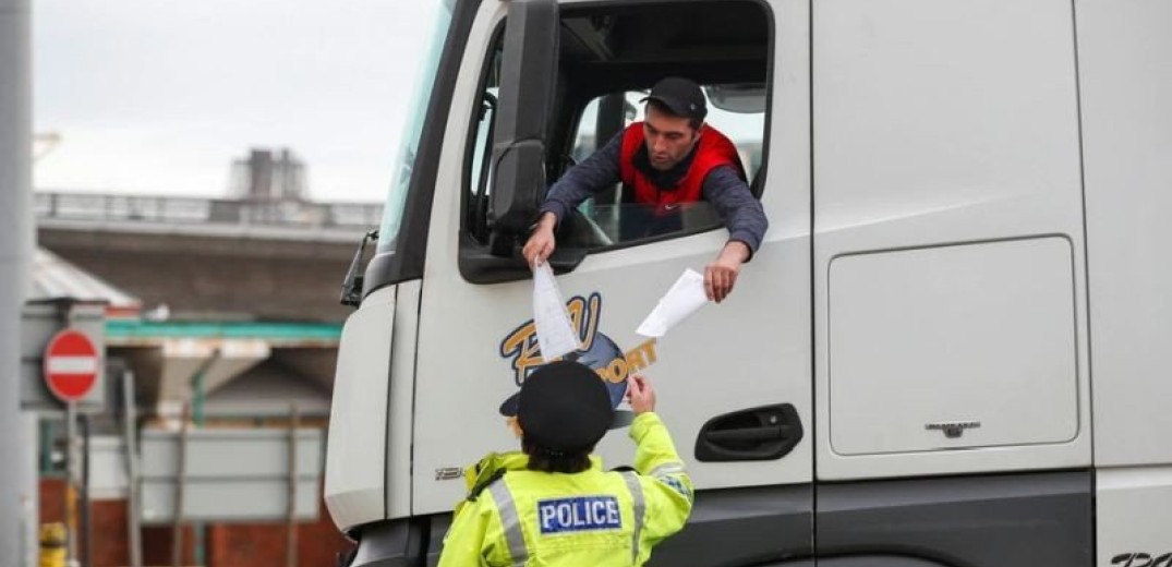 Το Ηνωμένο Βασίλειο αθετεί τις «γραφές» του Brexit για να προσλάβει οδηγούς... φορτηγών (βίντεο)