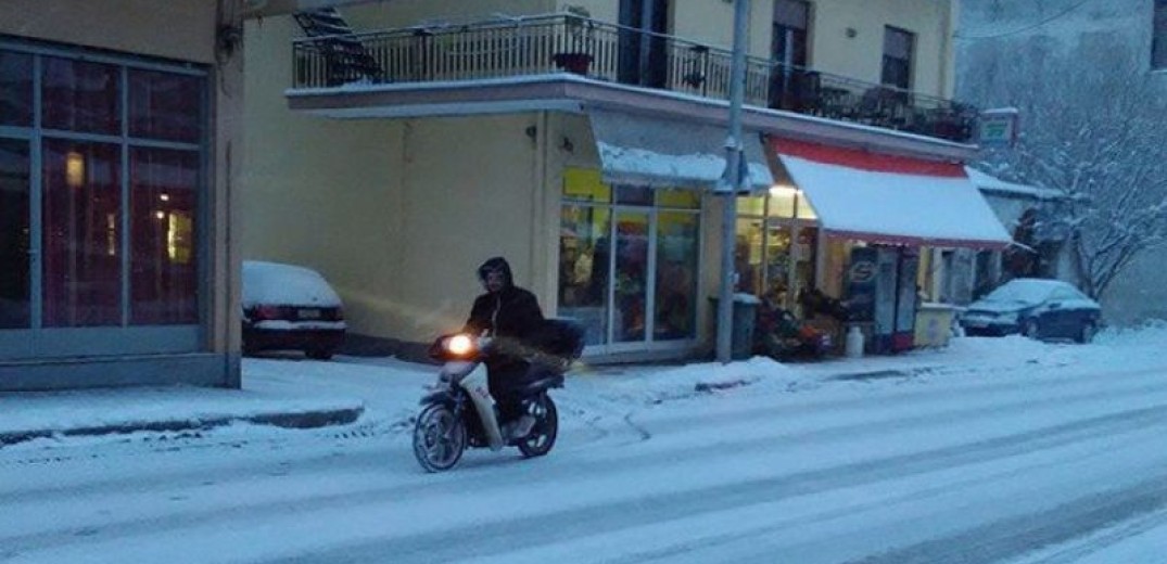 Θεσσαλονίκη: Τροχαίο ατύχημα με διανομέα που δούλευε εν μέσω παγετού