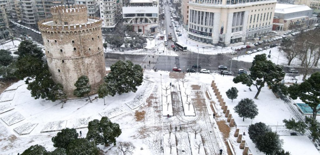 Κατάλευκο τοπίο το κέντρο της Θεσσαλονίκης-Ξεκίνησαν οι ρίψεις άλατος σε πεζόδρομους και πλατείες (φωτ.)