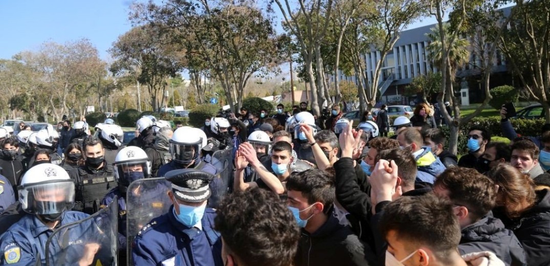 «Ψάχνουμε να ακουστούμε και βρίσκουμε μόνο ντουβάρια μπροστά μας»