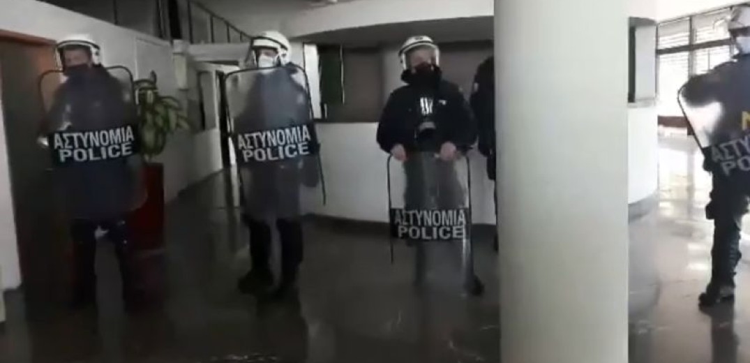Αστυνομικές δυνάμεις εισέβαλαν στην κατειλημμένη από φοιτητές Πρυτανεία του ΑΠΘ (Βίντεο)