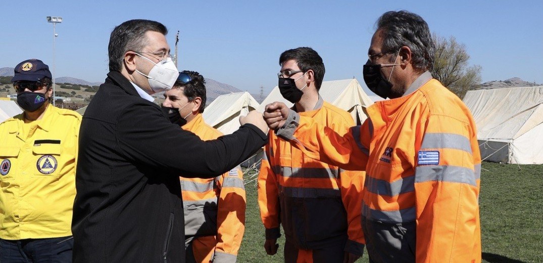 Σκηνές για τη διαμονή 250 σεισμόπληκτων του Τυρνάβου παρέδωσε ο Α. Τζιτζικώστας