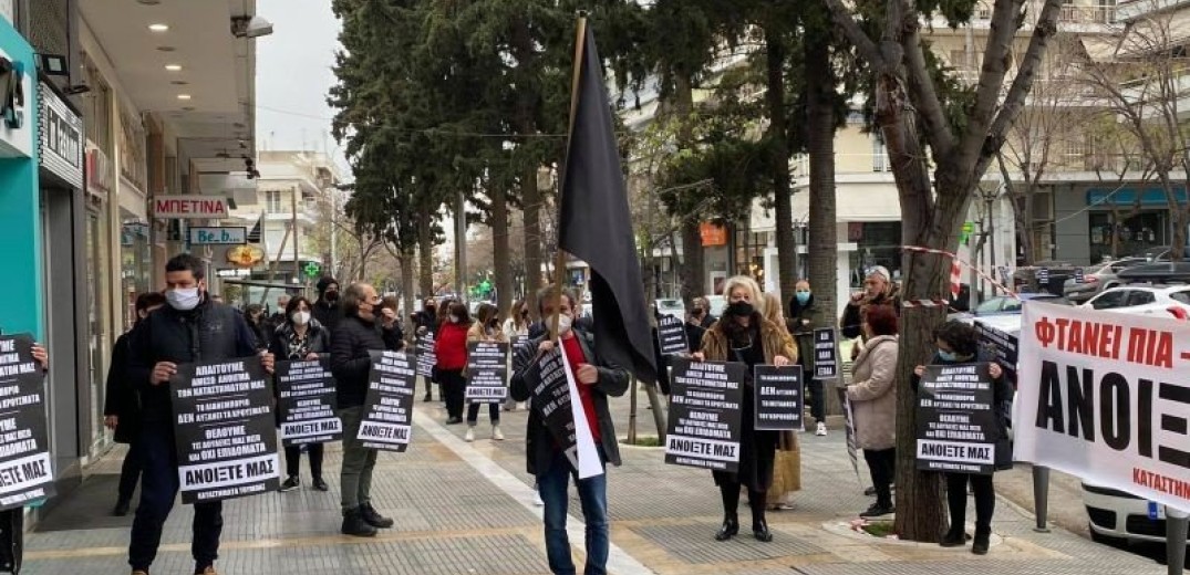 Κλειστό λιανεμπόριο: Μαύρες σημαίες και πλακάτ κρέμασαν οι έμποροι στην Τούμπα (Βίντεο, Φωτ.)