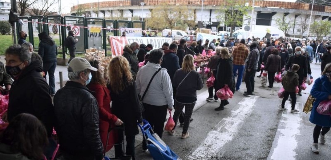 Απεργούν σήμερα οι παραγωγοί λαϊκών αγορών - Μοιράζουν δωρεάν τα προϊόντα τους στη λαϊκή της Τούμπας (Φωτ.)