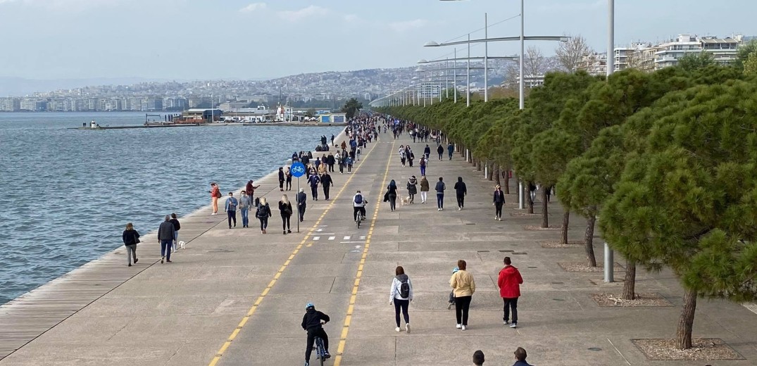 “Πλημμύρισε” από κόσμο η Νέα Παραλία Θεσσαλονίκης (Φωτ.)