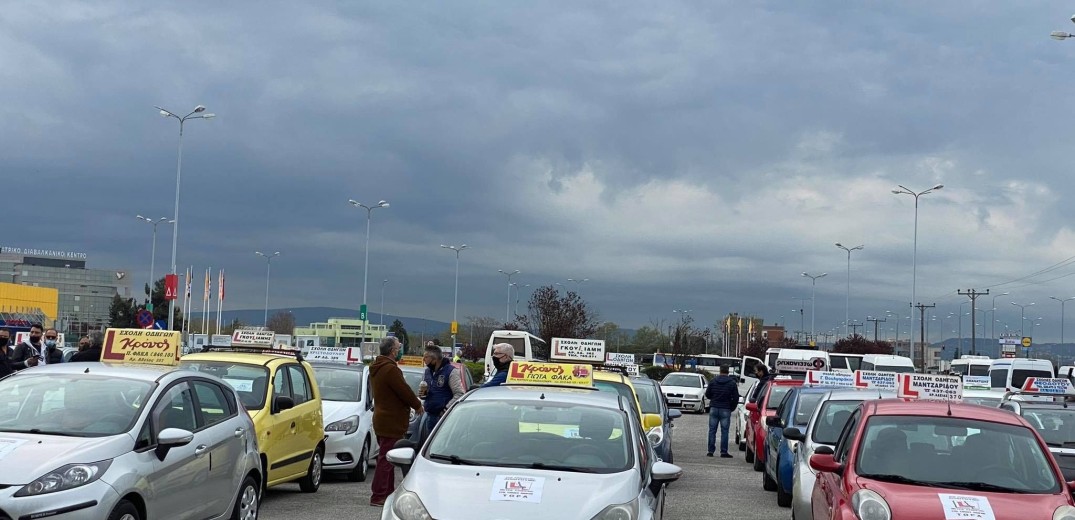 Aυτοκινητοπομπή διαμαρτυρίας των εκπαιδευτών οδήγησης στη Θεσσαλονίκη (Βίντεο-Φωτ.)