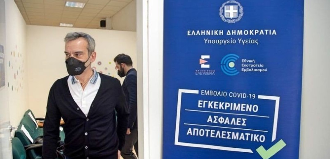 &quot;Ήρθε η σειρά&quot; του Κωνσταντίνου Ζέρβα να εμβολιαστεί για τον Covid-19 