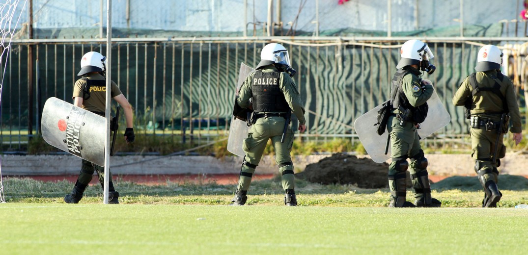 Γ&#x27; εθνική: Σοβαρά επεισόδια μέσα και έξω από το γήπεδο της Νέας Σμύρνης