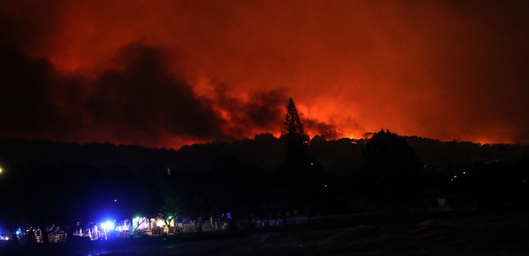 Πύρινη κόλαση στην Κορινθία - Με πολλές εστίες η μεγάλη πυρκαγιά - Εφιαλτική νύχτα με εκκενώσεις οικισμών (φωτ.)