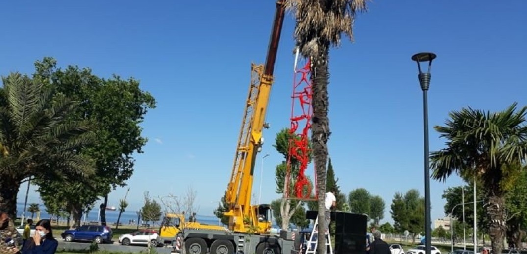 Το &quot;Meteoron&quot; πρώτο βήμα μιας μεγάλης γλυπτικής εγκατάστασης πριν παραδοθεί στο κοινό (Βίντεο - Φωτ.)