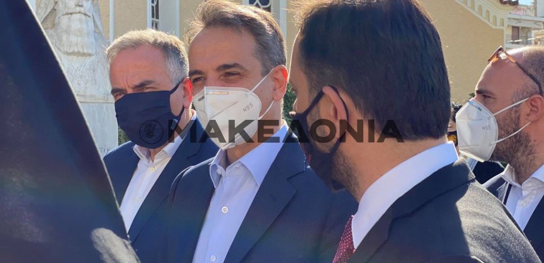 Επίσκεψη Μητσοτάκη στην Καλαμαριά- Η κατάθεση στεφάνου, οι selfies και τα δώρα (βίντεο & φωτ.)