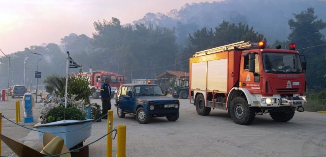 Αυξάνονται ανησυχητικά οι άνεμοι στην περιοχή της πυρκαγιάς στην Κορινθία