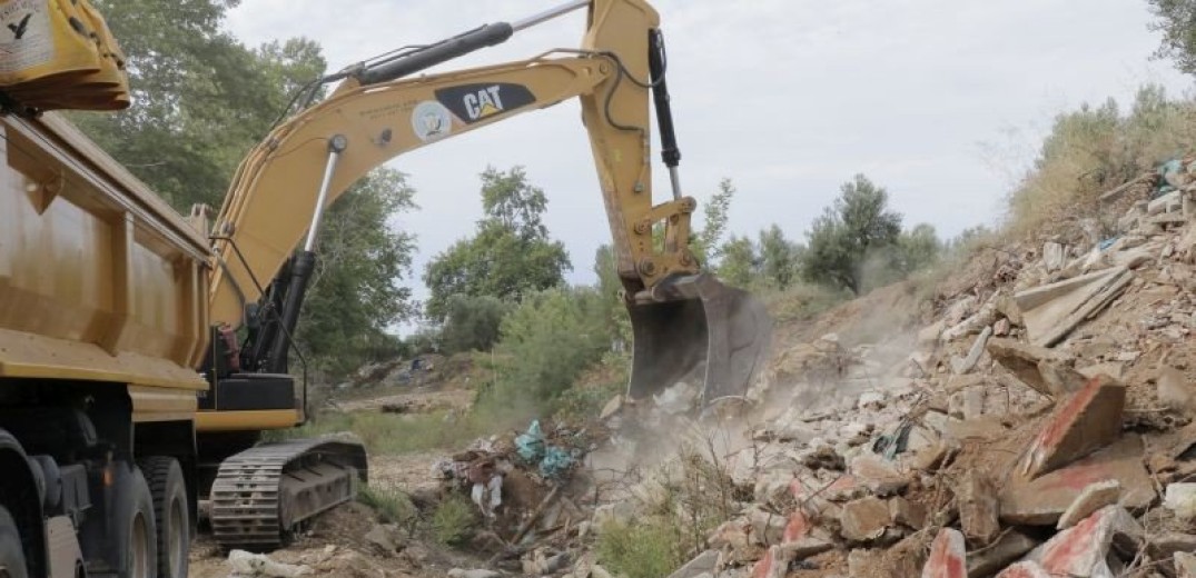 Κοζάνη: Εργαζόμενοι της Περιφέρειας Δυτικής Μακεδονίας συνελήφθησαν για ρίψη μπάζων στην λίμνη Πολυφύτου (βίντεο)