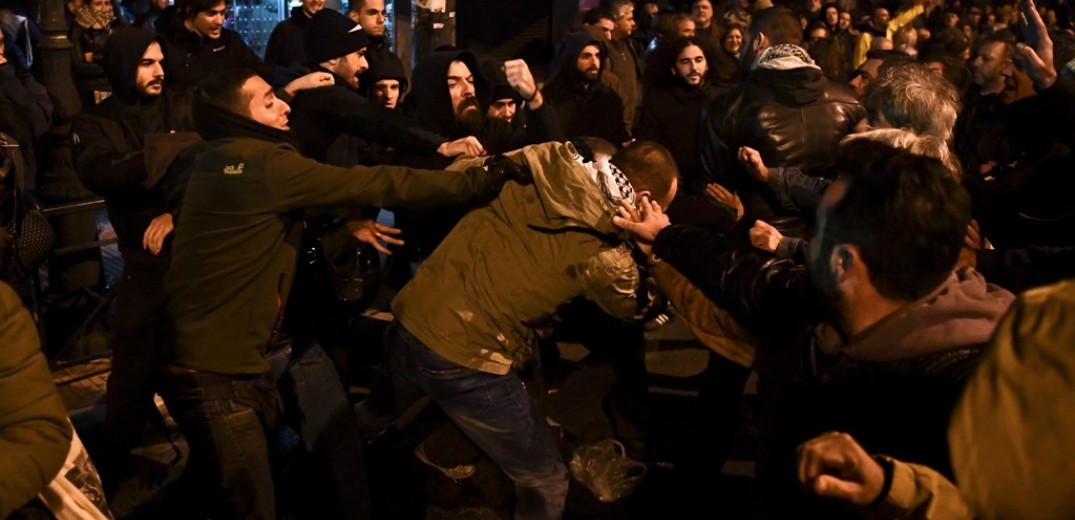 Προπηλάκισαν στελέχη του ΣΥΡΙΖΑ έξω από την πρεσβεία των ΗΠΑ  (βίντεο) 