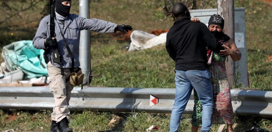 Ανασύρουν ακόμη πτώματα από κτίρια, εργοτάξια και βιομηχανίες στη Νότια Αφρική