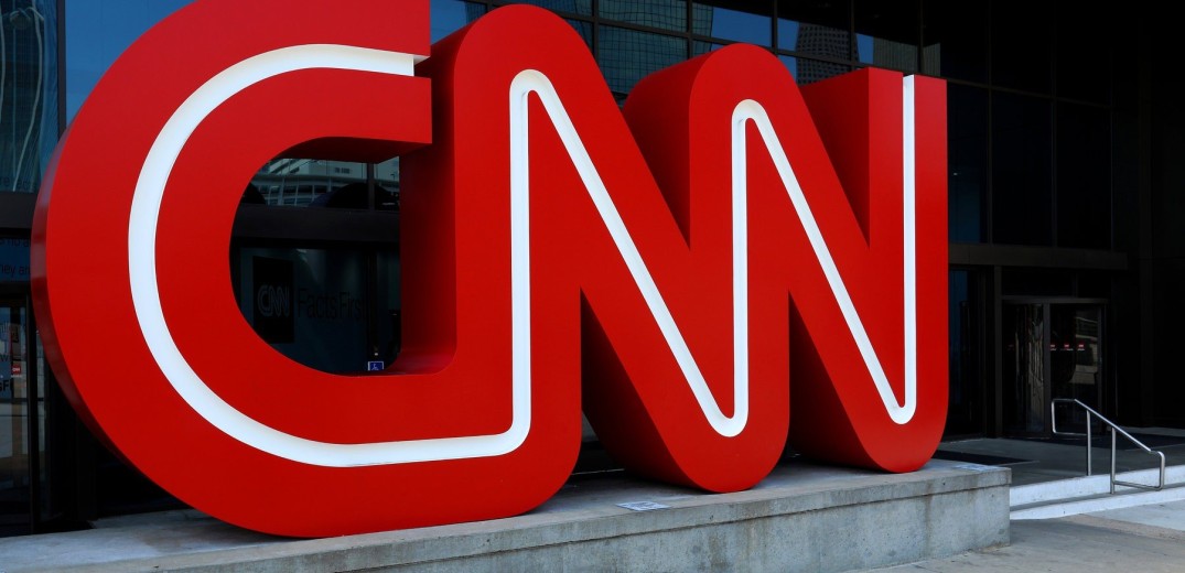 Το CNN «έκοψε» σχολιαστή που «αστειεύτηκε» με Μουσουλμάνο συνάδελφο για τον... βομβητή του