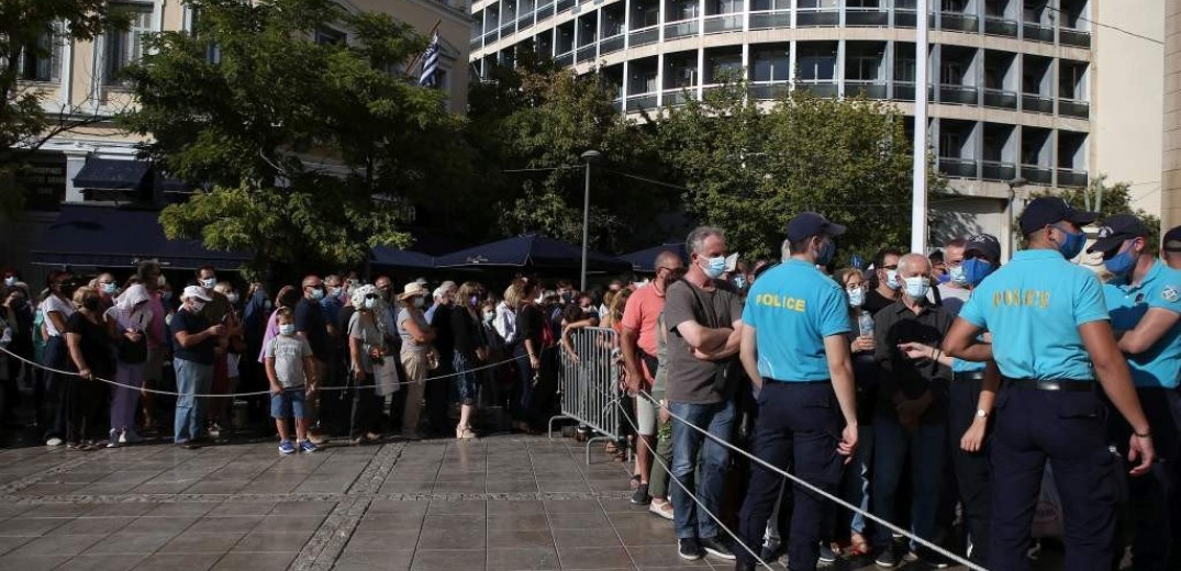 Σε λαϊκό προσκύνημα η σορός του Μ. Θεοδωράκη - Την Πέμπτη στον Γαλατά Χανίων η κηδεία