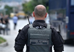 Με γόβες και σκαρπίνια οι αστυνομικοί στο αεροδρόμιο Μακεδονία 