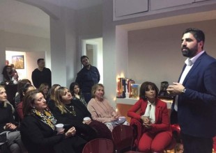 …Πλημμύρισε γυναικείο άρωμα το γραφείο του Φ. Παπά 