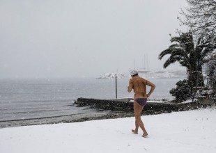 Όταν σταματούν τα αστικά αλλά συνεχίζουν οι... χειμερινοί κολυμβητές