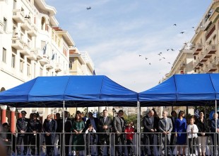 Στην εξέδρα της μαθητικής παρέλασης