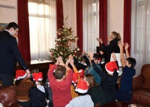 Παιδιά στόλισαν το Χριστουγεννιάτικο δέντρο στο γραφείο του πρωθυπουργού στη Θεσσαλονίκη 