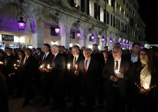 Ο Στ. Κασσελάκης στην περιφορά του Επιταφίου στην Κέρκυρα (βίντεο)