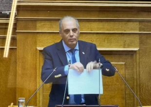 Βουλή: Έσκισε το ΦΕΚ με τη Συμφωνία των Πρεσπών ο Βελόπουλος