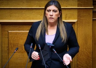 Η Ζωή Κωνσταντοπούλου άφησε ένα μαύρο κοράκι στο βήμα της Βουλής (βίντεο)