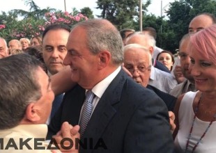 Αδημονώντας για τα λόγια του Καραμανλή